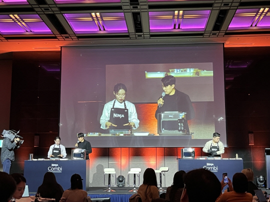 '장사천재 조사장' 조서형(맨 왼쪽) 셰프와'나폴리 맛피아' 권성준(맨 오른쪽) 셰프가 28일 서울 그랜드 하얏트 호텔에서 열린 샤크닌자의 '닌자 콤비 올인원 멀티 쿠커' 출시 기념 행사에서 요리를 하고 있다. 장우진 기자